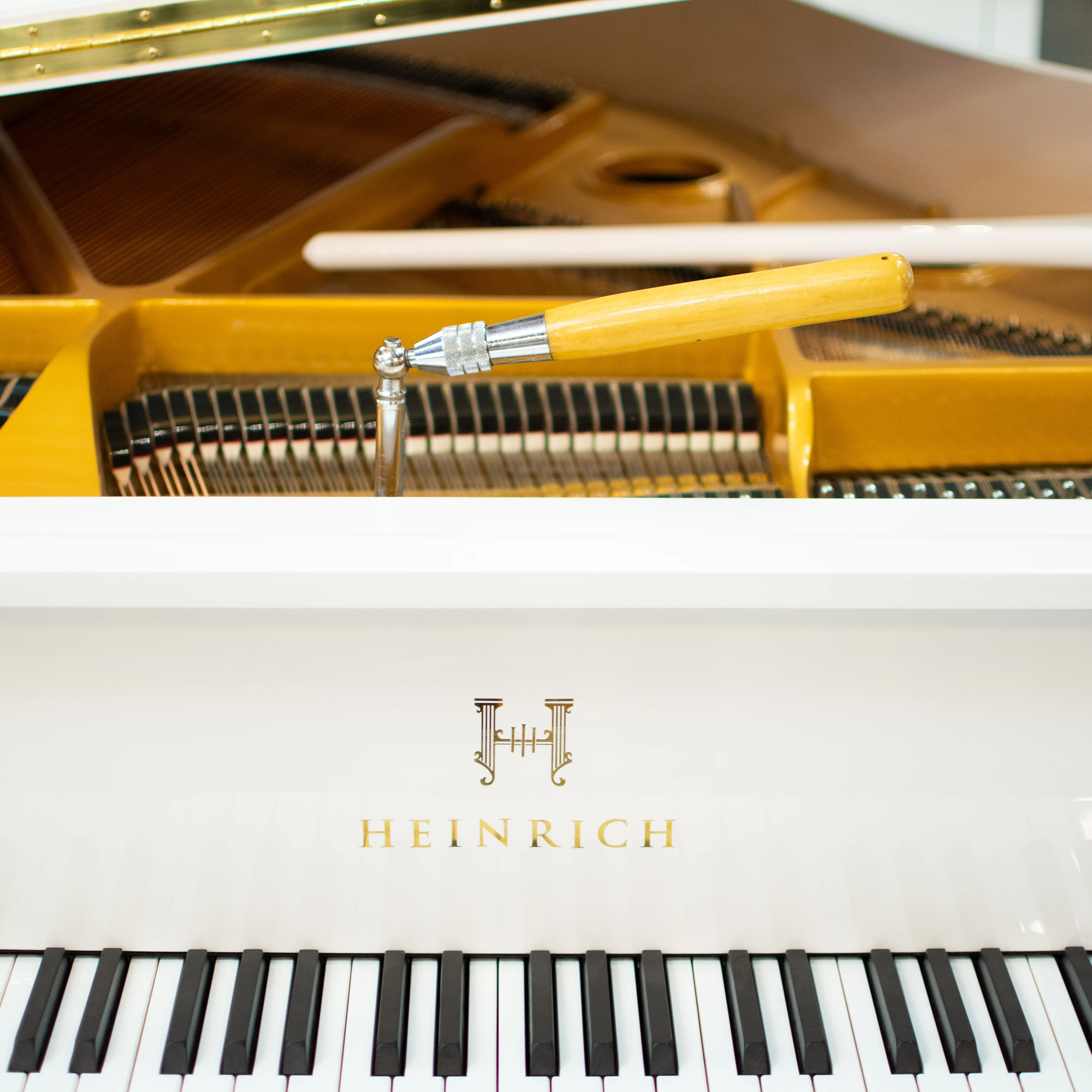 Heinrich HGP-152W WSP Grand Piano Curly legs - White - Image 7