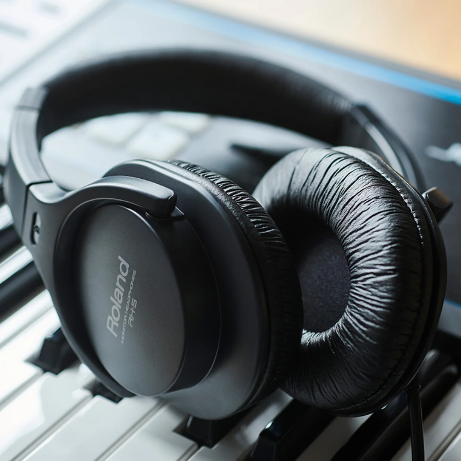 Roland RH-5 Stereo Headphones - Image 4